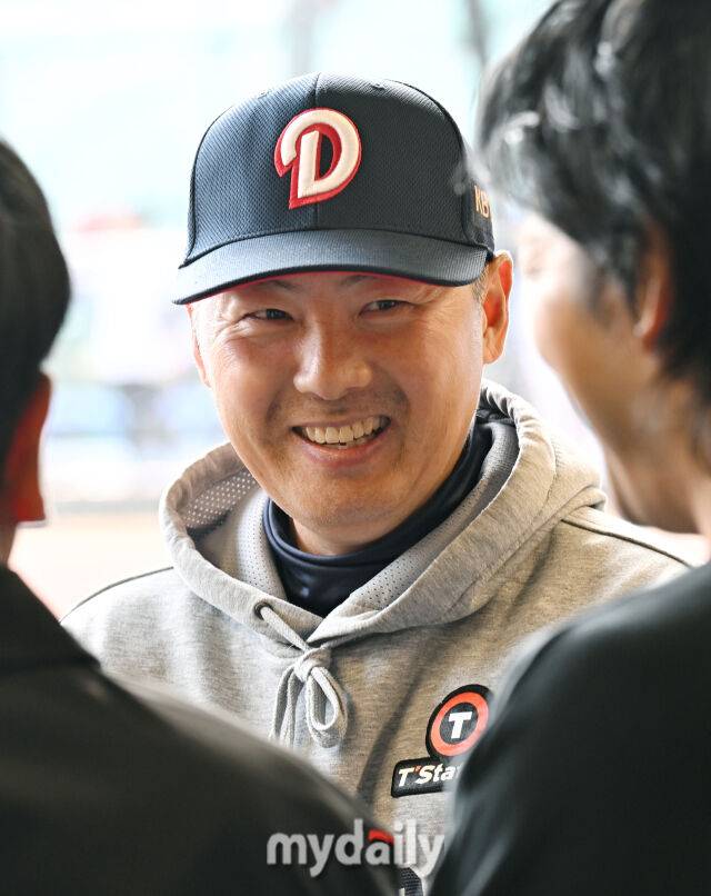 15일 오후 인천 SSG랜더스필드에서 진행된 '2026 프로야구 KBO리그' SSG랜더스와 두산베어스의 경기. 두산 김원형 감독이 경기전 인터뷰를 갖고 있다./인천 = 송일섭 기자