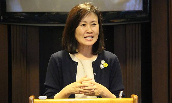 트럼프 미국 대통령이 13일(현지시간) 2기 트럼프 행정부 첫 주한미국대사 후보로 한국계 여성 정치인인 미셸 박 스틸(한국명 박은주) 전 연방 하원의원을 지명했다. 사진은 2016년 5월 20일(현지시간) 워싱턴DC 공화당 전국위원회(RNC) 본부에서 가진 한국 특파원들과의 간담회에서 당시 미셸 박 스틸(한국명 박은주) 캘리포니아 주(州) 오렌지 카운티의 첫 한인 수퍼바이저위원회 부위원장이 공화당의 사실상 대선후보인 도널드 트럼프와 한국의 가교 역할에 대한 입장을 밝히는 모습. 연합뉴스