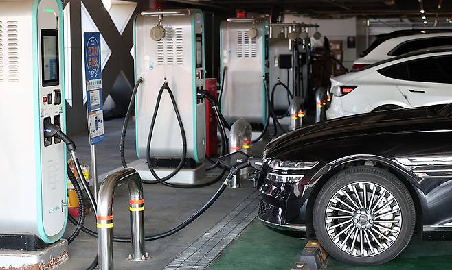 서울 한 대형마트의 전기차 충전소. 연합뉴스