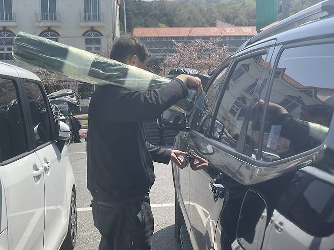 15일 충남 천안시 양곡리 인근에서 한 농민이 구매한 농업용 필름을 차량에 싣기 위해 옮기고 있다. 농민들은 가격이 크게 올랐지만 농사를 위해 어쩔 수 없이 구매할 수밖에 없다고 말했다. 이정훈 기자