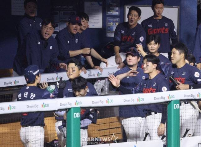 14일 LG전서 한태양을 맞이하는 롯데 더그아웃. /사진=김진경 대기자