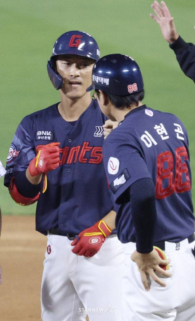 14일 LG전서 8회 유일한 적시타를 친 노진혁(왼쪽). /사진=김진경 대기자