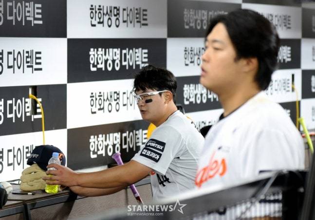 한화 마무리 김서현이 14일 대전한화생명볼파크에서 열리는 2026KBO리그 한화이글스와 삼성라이온즈 경기 9회초 역전을 허용한 후 강판, 더그아웃에서 아쉬움을 표하고 있다. /사진=강영조 선임기자