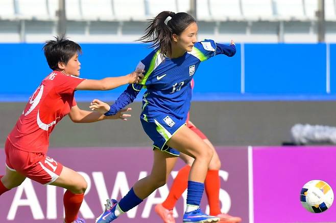 15일 태국 빠툼타니에서 열린 2026 아시아축구연맹(AFC) U-20 여자 아시안컵 4강전 한국(파란색 유니폼)과 북한의 모습. /사진=AFC 제공