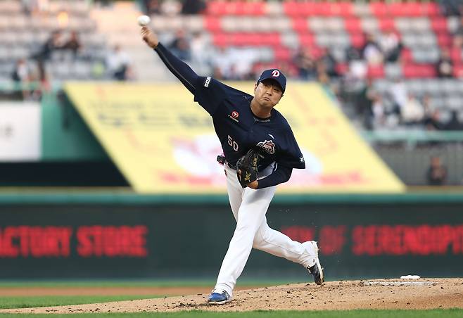 두산 베어스 투수 이영하가 선발 복귀전에서 고질적인 제구 난조 속에 아쉬움을 남겼다. 이영하는 15일 인천 SSG랜더스필드에서 열린 2026 신한 SOL뱅크 KBO리그 SSG 랜더스전에 선발 등판해 3이닝 5피안타 7탈삼진 3볼넷 3실점을 기록했다. 1회부터 불안한 흐름을 보였다. 이영하는 1회말 선두타자 박성한에게 스트레이트 볼넷을 내준 뒤 최정에게 좌익선상 2루타를 맞아 1사 2, 3루 위기에 처했다. 이영하는 김재환을 루킹 삼진으로 잡고 한숨을 돌렸다. 하지만, 이영하는 고명준에게 비거리 130m짜리 좌월 3점 홈런을 맞고 선제 실점을 허용했다. 3회에도 기예르모 에레디아에 안타를 맞고 폭투까지 허용하는 등 불안했다. 두산 베어스