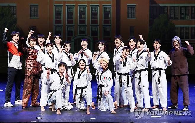뮤지컬 '태권, 날아올라' 파이팅 (서울=연합뉴스) 진연수 기자 = 15일 오후 서울 용산구 국립중앙박물관 극장 용에서 열린 뮤지컬 '태권, 날아올라' 프레스콜에서 출연진들이 포즈를 취하고 있다. 2026.4.15 jin90@yna.co.kr