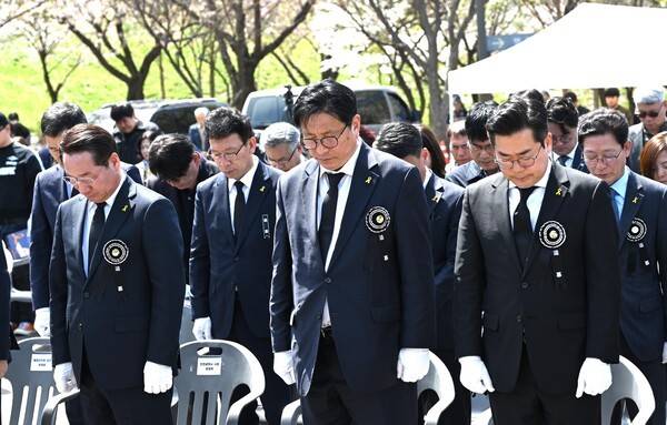 16일 인천 부평구 인천가족공원 내 세월호 일반인 희생자 추모관 인근 광장에서 '세월호 참사 일반인 희생자 12주기 추모식'이 진행되고 있다. 고태곤 기자 tkko@kihoilbo.co.kr
