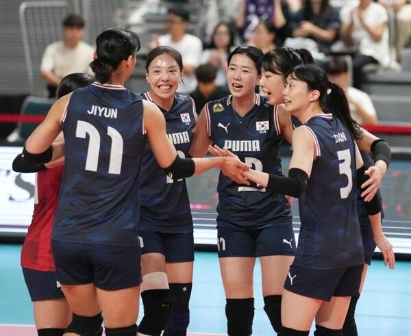 한국 여자배구대표팀이 체코전에서 파이팅을 외치고 있다(사진=대한배구협회)