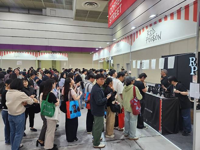 일본 로스터리 업체 부스가 모여있는 '글로벌 커피 스트리트'의 모습. 방문객들이 줄지어 시음 순서를 기다리고 있다. /사진=이안기 기자