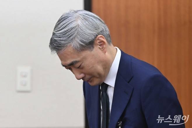 신현송 한국은행 총재 후보자가 15일 오전 서울 여의도 국회 재정경제기획위원회(재경위)에서 열린 인사청문회에 출석해 인사말을 마친 뒤 고개를 숙여 인사하고 있다. 사진=강민석 기자