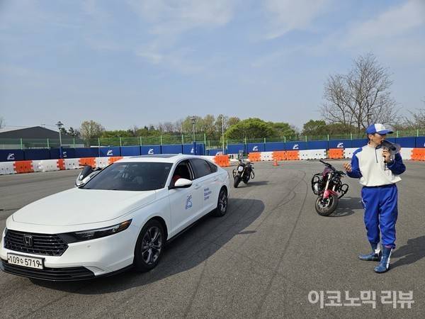 바이크를 사각지대에 놓고 교육이 진행되는 모습. 사진=최은총 이코노믹리뷰 기자