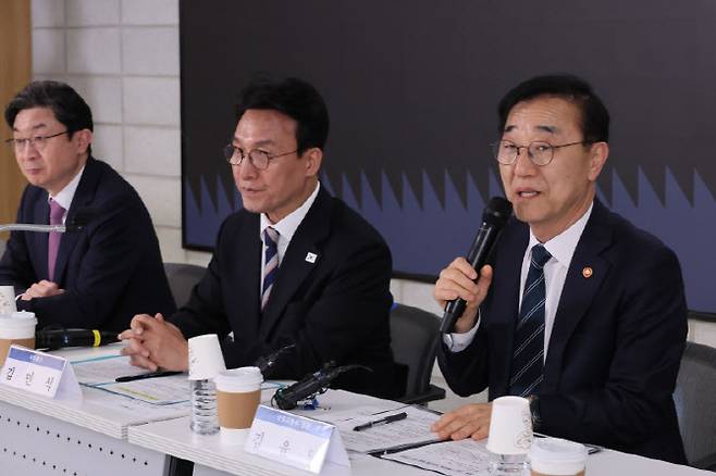 김윤덕 국토교통부 장관이 지난 8일 서울 중구 국토발전전시관에서 열린 중동상황 건설기업 금융애로 점검 간담회에서 발언하고 있다. (사진=연합뉴스)
