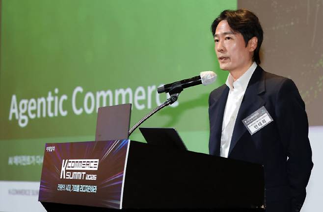 안태희 보스톤컨설팅그룹코리아 MD파트너가 16일 서울 여의도 FKI타워에서 열린 'K-COMMERCE Summit 2026'에서 '에이전틱 커머스의 부상: AI 에이전트가 다시 쓰는 커머스 질서'란 주제로 강연을 하고 있다. (사진=이데일리 방인권 기자).