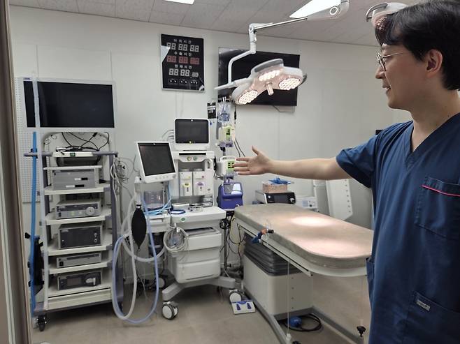최기현 원장이 복강경 장비 등 최첨단 장비가 마련된 수술실 중 하나를 소개하고 있다. ⓒ 뉴스1 한송아 기자