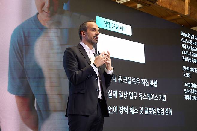 곤살로 가이올라스 딥엘 최고제품책임자(CPO)가 15일 서울 성동구 코사이어티에서 열린 딥엘의 글로벌 연례 고객 행사 '딥엘 커넥트'에 참석해 발표하고 있다. 2026.04.15. (딥엘 제공)