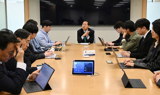 주요 20개국(G20) 재무장관회의 및 국제통화기금(IMF)·세계은행(WB) 춘계회의 참석차 미국 워싱턴D.C.를 방문 중인 구윤철 부총리 겸 재정경제부 장관이 4월 15일(현지시간) 국제통화기금(IMF)에서 열린 동행기자간담회에서 모두발언을 하고 있다.(재정경제부 제공)