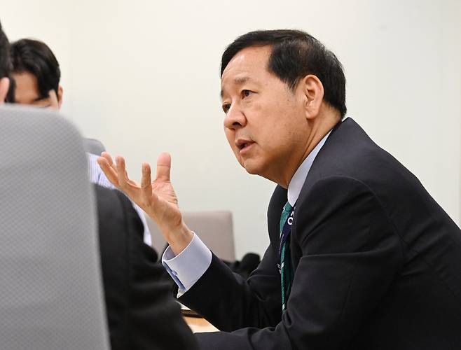 주요 20개국(G20) 재무장관회의 및 국제통화기금(IMF)·세계은행(WB) 춘계회의 참석차 미국 워싱턴D.C.를 방문 중인 구윤철 부총리 겸 재정경제부 장관이 4월 15일(현지시간) 국제통화기금(IMF)에서 열린 동행기자간담회에서 기자 질문에 답하고 있다.(재정경제부 제공)