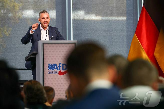 울리히 지그문트 AfD 작센안할트주 수석 후보는 11일(현지시간) AfD 전당대회 연설에서 유럽이 이번 "역사적인 선거"를 지켜보고 있다며 "우리는 일관된 추방에 찬성하고, 무상 보육 시설에 찬성하며, 재이주에 찬성한다"고 밝혔다. 2026.04.11. ⓒ 로이터=뉴스1