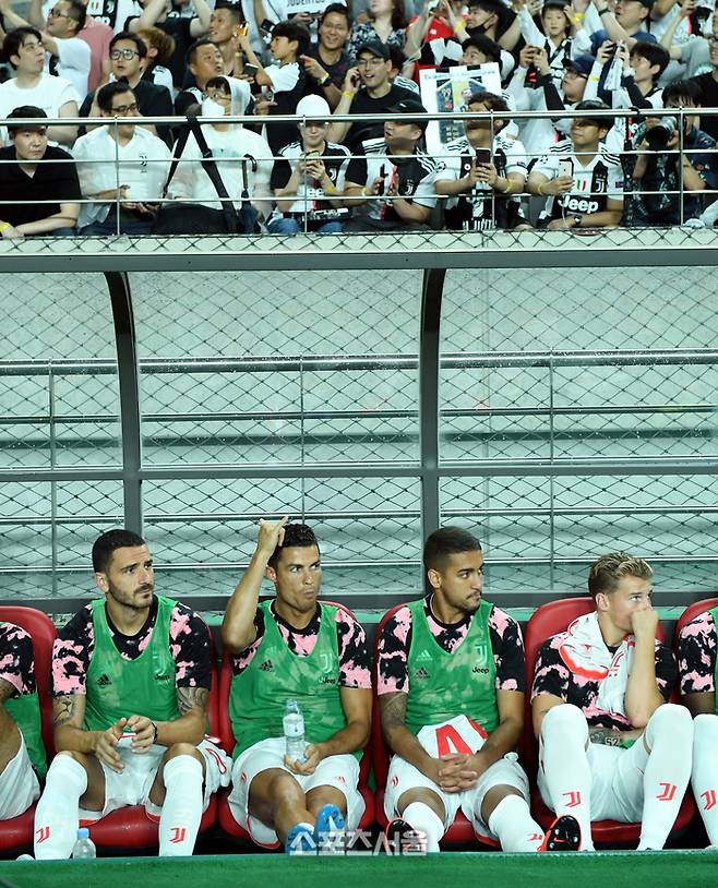 2019년 7월 유벤투스와 K리그 올스타팀과의 친선경기에서 벤치를 지킨 호날두(왼쪽 두 번째). 스포츠서울DB