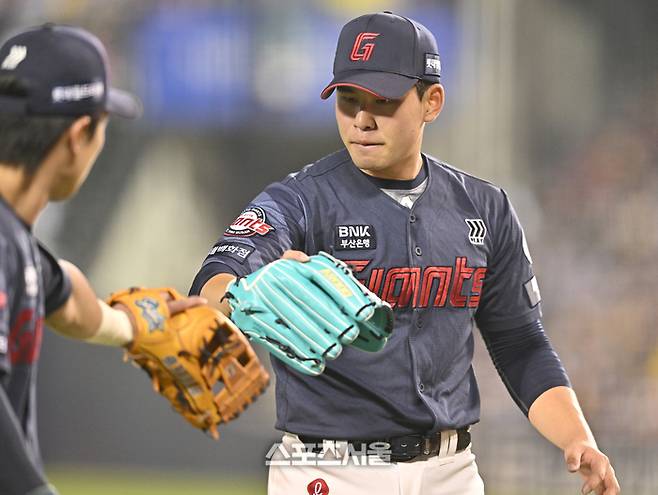 롯데 김진욱이 15일 서울 잠실구장에서 열린 2026 KBO리그 LG전 5회 투구 후 더그아웃으로 들어오며 전민재와 하이파이브를 하고 있다. 잠실 | 최승섭기자 thunder@sportsseoul.com