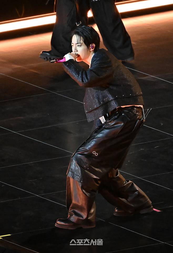 그룹 방탄소년단(BTS) 진이 21일 서울 광화문 광장에서 무료 복귀 공연 ‘BTS 컴백 라이브: 아리랑’(BTS THE COMEBACK LIVE | ARIRANG)을 선보이고 있다. 2026.03.21. =사진공동취재단