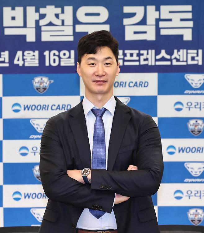 남자 프로배구 박철우 우리카드 신임 감독이 16일 서울 중구 프레스센터에서 열린 취임 기자회견에서 포즈를 취하고 있다. 연합뉴스