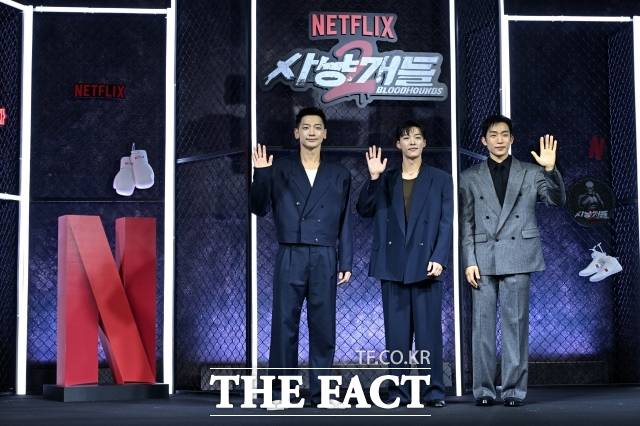 '사냥개들' 시즌2가 넷플릭스 비영어권 TV쇼 글로벌 1위를 기록했다. 배우 정지훈과 우도환, 이상이(왼쪽부터)가 지난달 31일 넷플릭스 새 시리즈 '사냥개들'시즌2 제작발표회에 참석해 포즈를 취하고 있다. /김성렬 기자