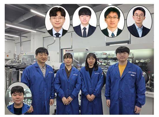 (아랫줄 왼쪽부터) 서울대 김재승 박사·KAIST 서동화 교수·KAIST 박희주 연구원·서지원 연구원·최진영 연구원, (윗줄 왼쪽부터) 동국대 김해용 연구원·충북대 이은렬 교수·동국대 남경완 교수·연세대 정윤석 교수. KAIST