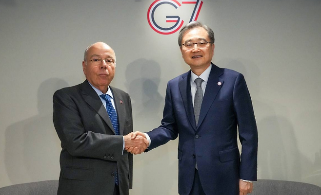 조현 외교부 장관이 지난달 26일 프랑스에서 열린 주요 7개국(G7) 외교장관회의 참석을 계기로 마우루 비에이라 브라질 외교부 장관과 양자회담을 가졌다. 연합뉴스