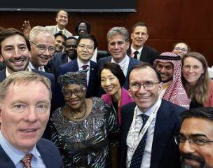 여한구 산업통상부 통상교섭본부장이 3월 29일 새벽 그린룸 협상을 마무리 한 후 각국 관계자들과 단체 사진을 찍고 있다. /산업통상부