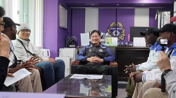 이우형 단장과 만난 치주물루유나이티드 코치진. FC안양 제공