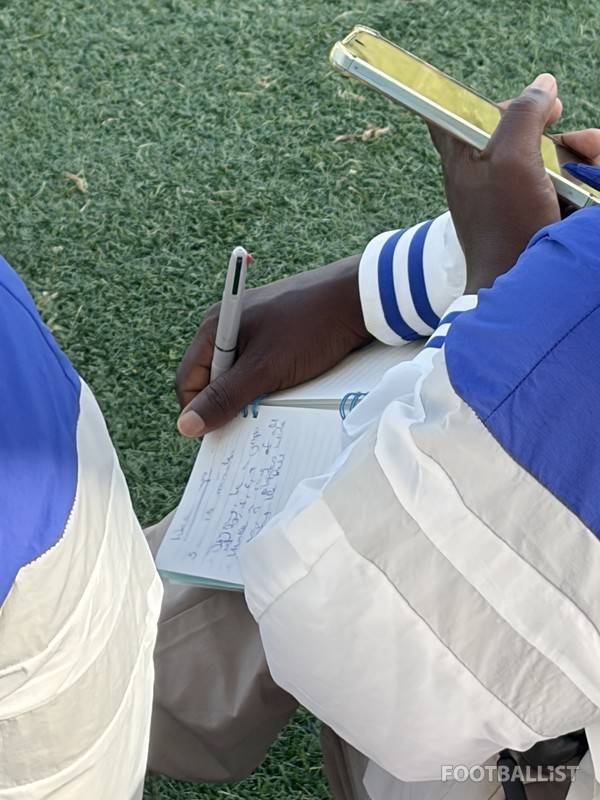 치주물루유나이티드 코치진의 수첩. 김진혁 기자