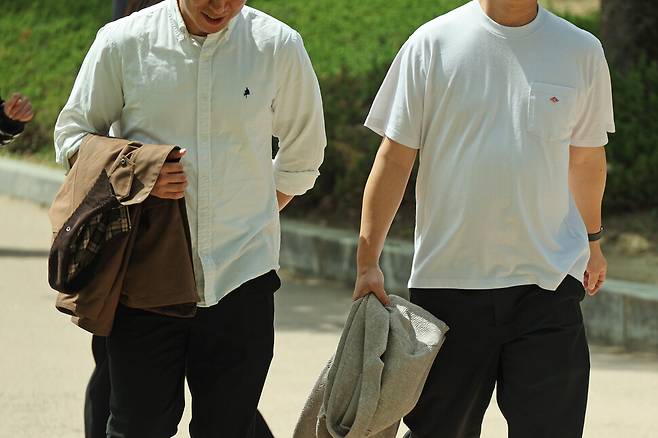 초여름 날씨를 보인 16일 서울 여의도공원에서 시민들이 얇은 차림으로 산책을 즐기고 있다. 연합뉴스