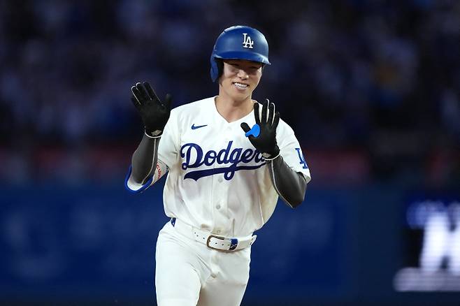 <yonhap photo-3996=""> Apr 15, 2026; Los Angeles, California, USA; Los Angeles Dodgers second baseman Hyeseong Kim celebrates after hitting a two-run home run against the New York Mets in the second inning at Dodger Stadium. Mandatory Credit: Kirby Lee-Imagn Images/연합뉴스</yonhap>