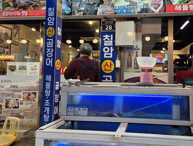 부산 해운대구 해운대 전통시장에서 40년 넘게 장사를 해온 정영근(68)씨는 15일 ″전재수가 열심히했지만 늘 '빨간 당'을 찍어왔다. 민주당이 싫어서 끝까지 고민할 것 같다″고 했다. 오소영 기자