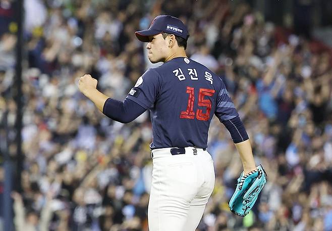 지난 15일 잠실 LG전에서 5회 위기를 삼진으로 넘긴 뒤 주먹을 불끈 쥐는 롯데 김진욱. 연합뉴스