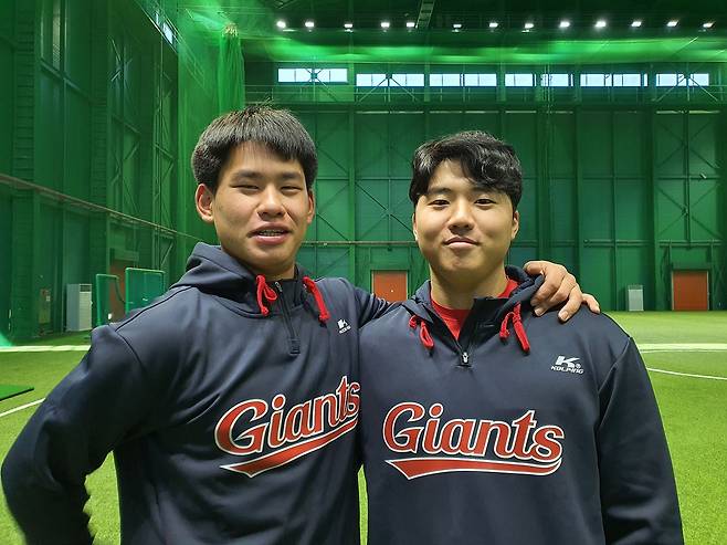 막 롯데 유니폼을 입은 2020년 12월의 김진욱(왼쪽)과 손성빈. 고봉준 기자