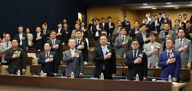 16일 서울 중구 대한상공회의소에서 '새로운 전쟁의 시대, K방산의 현재와 미래'를 주제로 열린 '시대포럼'에서 홍선근 동행미디어 시대 회장, 오병상 동행미디어 시대 대표, 황희 더불어민주당 의원, 유용원 국민의힘 의원을 비롯한 참석자들이 국민 의례를 하고 있다. / 사진=박지혜 기자(뉴스1)