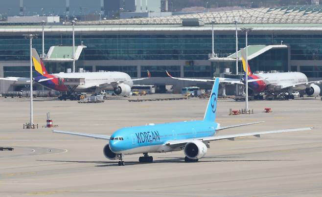 중동 사태 여파로 항공유 가격이 급등하면서 대한항공과 아시아나항공의 5월 국제선 유류할증료가 역대 최고 수준인 33단계로 책정됐다. 16일 인천국제공항 활주로에 항공기가 이동하고 있는 모습. /사진=뉴시스