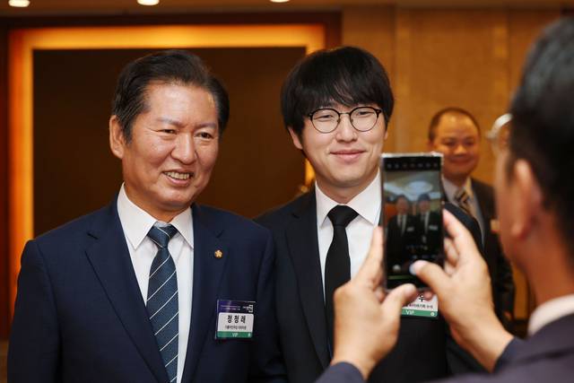 지난해 6월 하정우(오른쪽) AI수석과 정청래 더불어민주당 대표. 국회사진기자단