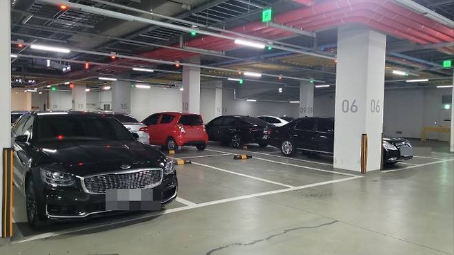 공공기관 차량 2부제 시행 첫날인 지난 8일 출근 시간대가 끝난 오전 10시 30분 꽉차 있던 평소와 달리 정부세종청사 13동 지하 주차장이 한산한 모습을 보이고 있다.