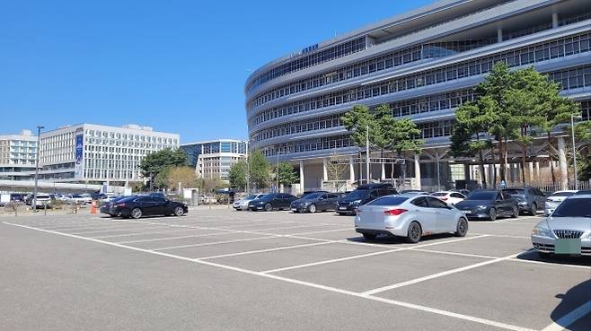 공공기관 차량 2부제 시행 첫날인 지난 8일 출근 시간대가 끝난 오전 10시 30분 꽉차 있던 평소와 달리 정부세종청사 옥외 주차장이 한산한 모습을 보이고 있다.