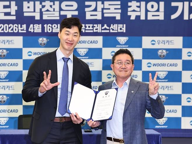 남자 프로배구 우리카드의 박철우 신임 감독(왼쪽)이 16일 서울 중구 프레스센터에서 열린 취임 기자회견에서 계약서에 서명을 마친 뒤 진성원 우리카드 배구단 구단주와 함께 ‘3년 임기’ 의미로 손가락을 3개 펴보이며 기념사진을 촬영하고 있다. 연합뉴스