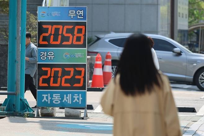 미국이 대이란 해상봉쇄가 시작된 가운데 전국 주유소 기름값은 소폭 상승세를 이어가며 전국 휘발유 가격이 2000원에 가까워졌다. 지난 14일 유가정보시스템 오피넷에 따르면 오전 9시 기준 전국 주유소 평균 휘발윳값은 L당 1996.2원으로 전날보다 1.3원 올랐다. 사진은 15일 서울 시내 주유소 모습. 2026.4.15 연합뉴스
