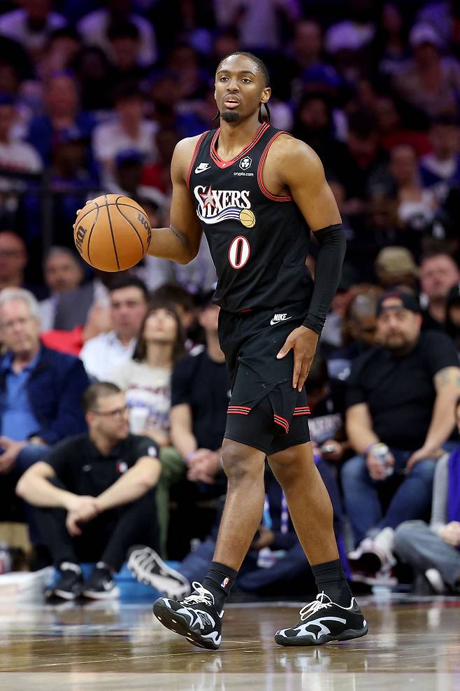 타이리스 맥시가 16일 미국 펜실베이니아주 필라델피아의 엑스피니티 모바일 아레나에서 열린 올랜도 매직과 2025~2026 미국프로농구 동부콘퍼런스 플레이-인 토너먼트 경기에서 드리블하고 있다. 필라델피아 | AFP연합뉴스