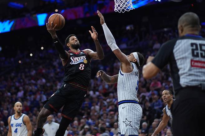 폴 조지(왼쪽)가 16일 미국 펜실베이니아주 필라델피아의 엑스피니티 모바일 아레나에서 열린 올랜도 매직과 2025~2026 미국프로농구 동부콘퍼런스 플레이-인 토너먼트 경기에서 슛을 시도하고 있다. 필라델피아 | AP연합뉴스