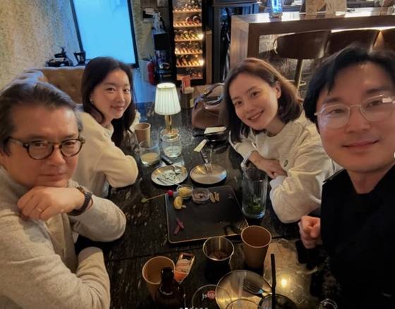 문채원과 만난 '악의 꽃' 팀 /사진=문채원 SNS