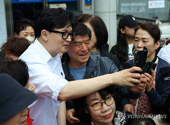 전입신고 후 주민들과 셀카 (부산=연합뉴스) 손형주 기자 = 한동훈 전 국민의힘 대표가 14일 오후 부산 북구 만덕2동 행정복지센터를 찾아 전입신고를 마친 뒤 주민들과 사진을 찍고 있다. 2026.4.14 handbrother@yna.co.kr