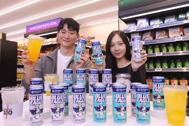 이마트24가 출시한 ‘블루 이글 포커스’는 에너지 드링크 특유의 타우린 풍미를 살린 제품으로, 카페인을 50mg 첨가해 시험, 과제 등 컨디션 유지가 중요한 상황에 적합하다. ‘블루 이글 밸런스’는 카페인 함량을 30mg 수준으로 낮추고 망고·오렌지·파인애플 등 열대 과일 농축액을 활용해 가볍고 산뜻한 에너지 보충을 선호하는 고객들을 위해 출시됐다.(이마트24 제공)