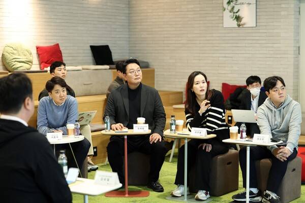 이준석 개혁신당 대표가 천하람 개혁신당 원내대표와 이주영 개혁신당 의원과 함께 LG AI연구원 AI 산업 진흥을 위한 현장 간담회에 참석했다. / 여성경제신문DB